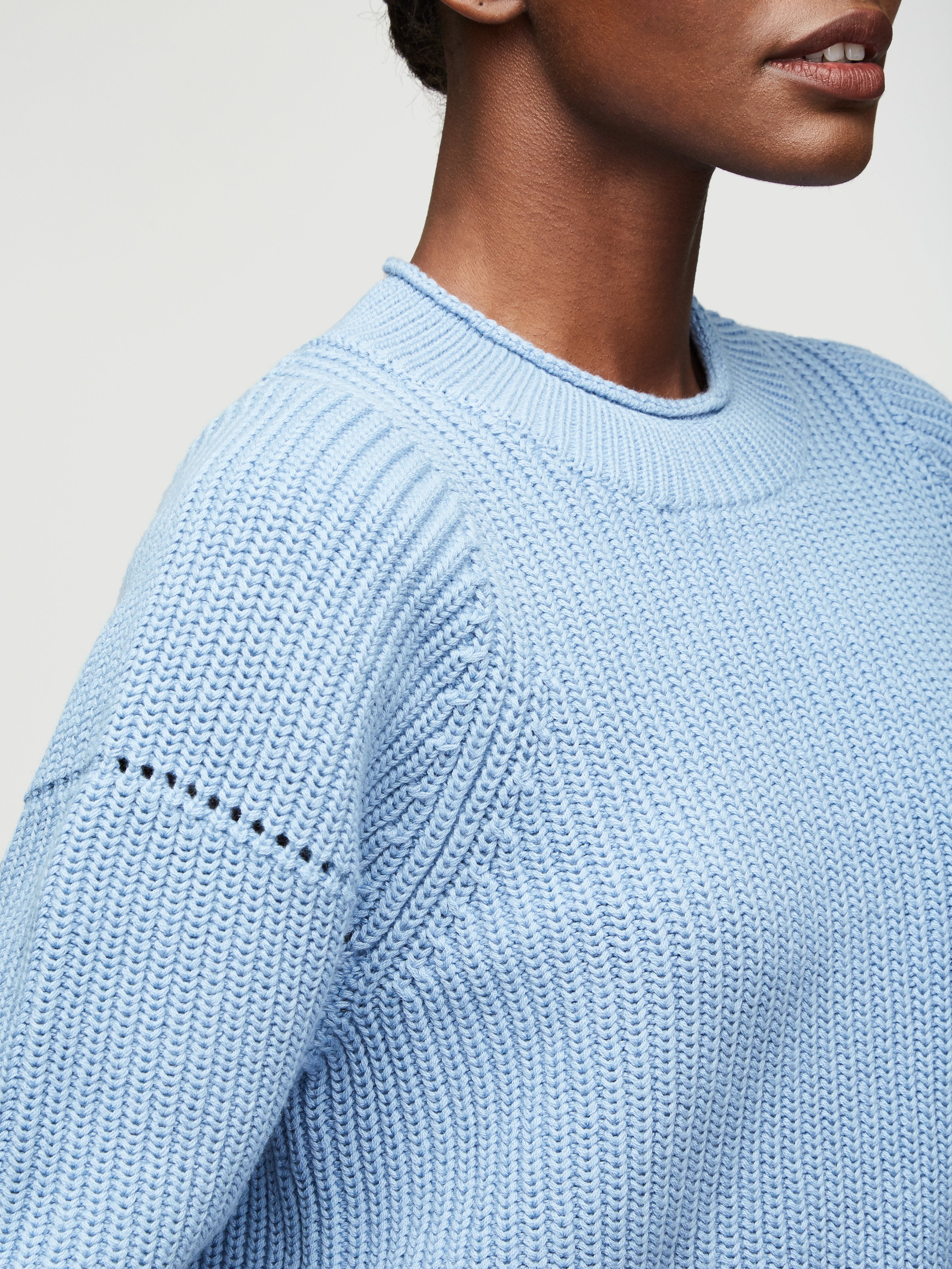 sweater detail view alt:hover
